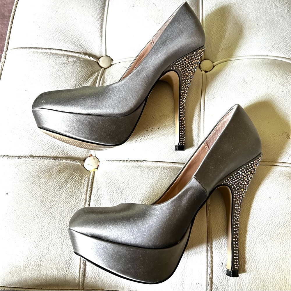 Steve Madden platform pumps silver satin with bejeweled sparkles sz 7.5 guc